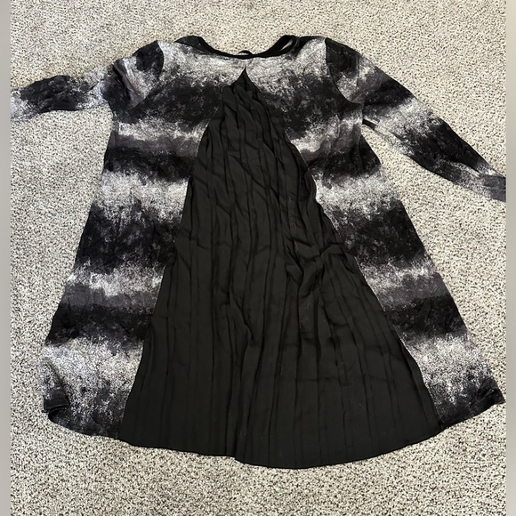 KENSIE Size L Black Gray Abstract Swing Dress Pleats On Back - Picture 2 of 9